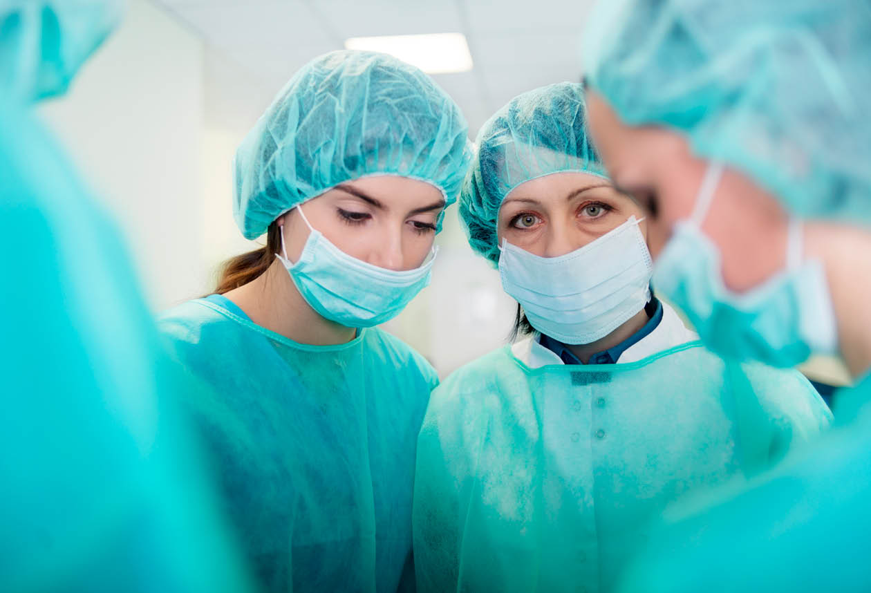Doctors preparing for surgery 
